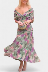 Alondra Maxikleid mit kreativem Blumenprint und V-Ausschnitt – Grün und Lila