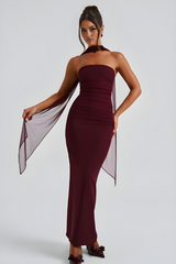 Deborah - Strapless Bandage-Maxikleid mit Chiffon-Halterdrape – Burgunder