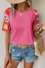 Nerelith – Stilvolles Patchwork-T-Shirt mit Häkelärmeln – Rosa
