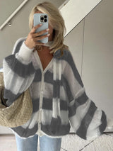 Gemütlicher gestreifter Strickcardigan – Grau & Weiß