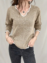 Adi – lässiger strickpullover mit langen srmeln, muschelbesatz und v-ausschnitt – Kamel
