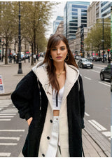 Marisol - Stilvolle Kapuzenjacke mit Zweifarbdesign & Knopfverschluss – Schwarz