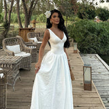 Hortensia | Damen A-Linien Kleid mit V-Ausschnitt und taillierter Weste – Blanco
