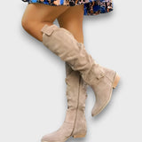 Leontine – Kniehohe Stiefel mit samtigem Charme – Beige