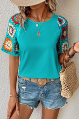 Nerelith – Stilvolles Patchwork-T-Shirt mit Häkelärmeln – Blau
