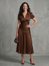 Theodora | Plissierter Taillenstreifen Midi-Kleid – Braun