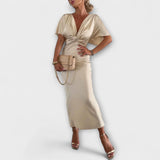 Sable - V-Ausschnitt Maxikleid mit Kreuzknoten und figurbetonter Passform aus hochwertigem Satin – Beige