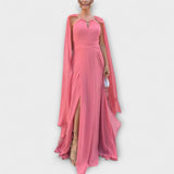Mabel | Maxikleid mit Cape-Ärmeln und hohem Schlitz – Rosa