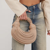 Luxuriöse goldfarbene Tasche mit skulpturalem Griff – Beige