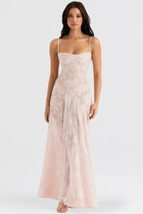 Elegantes Maxikleid mit 3D-Rosen & Rückenausschnitt – Rosa