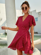 Rotes Wickelkleid mit Punkten – Sommerliches Kurzkleid mit Volants – Rot