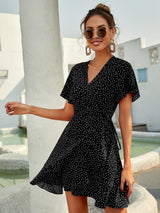 Rotes Wickelkleid mit Punkten – Sommerliches Kurzkleid mit Volants – Schwarz