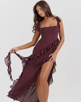 Elegantes One-Shoulder-Abendkleid mit Rüschen und hohem Schlitz – Burgundy