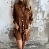 Nora | Lässiges Set aus schlichter Bluse und Shorts – Braun