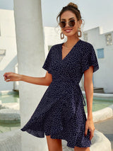 Rotes Wickelkleid mit Punkten – Sommerliches Kurzkleid mit Volants – Dunkelblau
