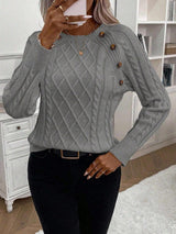 Clara – Pullover mit Knopfdetails und Zopfmuster – Grau