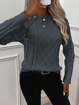 Clara – Pullover mit Knopfdetails und Zopfmuster – Dunkelgrau