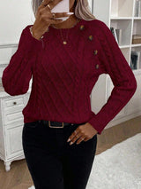 Clara – Pullover mit Knopfdetails und Zopfmuster – Burgunderrot