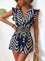Alona – Schicker Strampler mit Chevron-Muster und Flügelärmeln – Blau