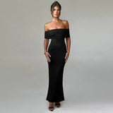 Charlene - Schulternahes rotes Maxikleid – Schwarz