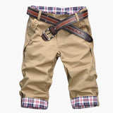 Herren Baumwollshorts mit Gürtel und Karoaufschlägen knielang – Khaki