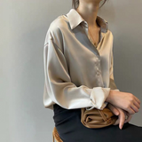 Shae - lockere und weite Satinbluse für Damen – Aprikose