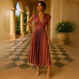 Elvira - Elegantes Midi-Kleid mit V-Ausschnitt und Falten – Braun