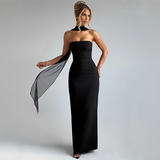Carmila - Ein schickes schulterfreies Oberteil in einem engen Kleid – Schwarz