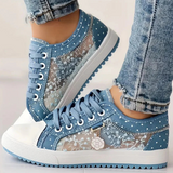 Sneaker mit Mesh-Einsätzen, Blumenstickerei und Zieranhänger – Hellblau