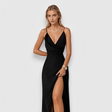 Sissy - Locker geschnittenes Kleid mit V-Ausschnitt und Schlitz – Schwarz