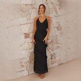 Latresia - Modern und Elegant: Neckholder-Kleid – Schwarz