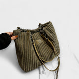 Malva – Weiche Schultertasche aus Velours – Grün
