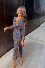 Elegantes Midikleid mit Twist-Detail und floralem Muster – Zeitlos und stilvoll – Blau
