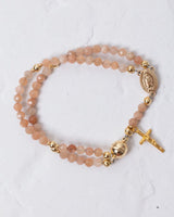 Farah - Perlenarmband mit Kreuzanhänger – Orange
