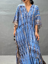 Amélie – Boho Kaftankleid mit Batikmuster und lockerem Schnitt – Blau