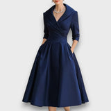 Lina – Satiniertes Midikleid – Marineblau