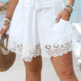 Hochtaillierte Shorts mit englischer Stickerei im Resort-Stil für Damen – schicke sommerliche Eleganz – Weiß