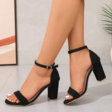 Norivelle – Minimalistische Wildleder-Sandalen mit Blockabsatz – Schwarz