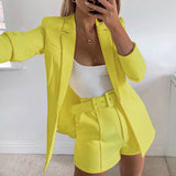 Damen nan tailliertes Longblazer-Shorts Set mit betonter Schulterpartie, hoher Taille und breitem Gürtel Drune – Gelb