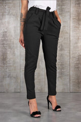 Damen nan taillierte Paperbag-Hose mit Bindegürtel und schmalem Bein Drune – Schwarz
