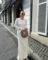 Teresa - Gerafftes langes Kleid mit Rüschen und raffiniertem Stil – Weiß