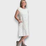 Zareni – Fließendes Kleid mit künstlerischem Print – Weiß