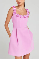 Cindy | Feminines Mini-Kleid mit Blumenapplikationen – Rosa