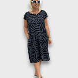Zareni – Fließendes Kleid mit künstlerischem Print – Schwarz