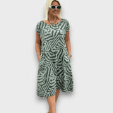 Zareni – Fließendes Kleid mit künstlerischem Print – Grün
