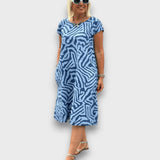Zareni – Fließendes Kleid mit künstlerischem Print – Blau