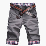 Herren Baumwollshorts mit Gürtel und Karoaufschlägen knielang – Grau