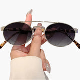 Damen Sonnenbrille mit ovalen Gläsern und UV-Schutz – Schwarzer Farbverlauf