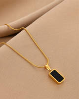 Colton | Halskette mit rechteckigem Anhänger in Gold & Schwarz – Gold