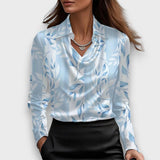 Melvine – Satiniert glänzende Bluse mit Drapierung – Hellblau 2